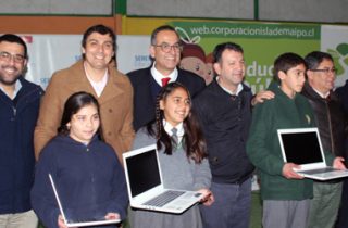 Gobernador Andrés Llorente encabezó la ceremonia de entrega....