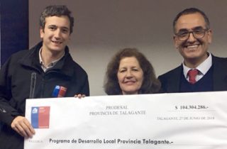 Gobernador de la Provincia de Talagante y Seremi de Agricultura entregan