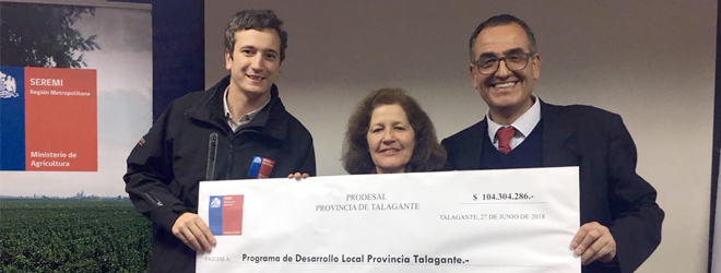 Gobernador de la Provincia de Talagante y Seremi de Agricultura entregan